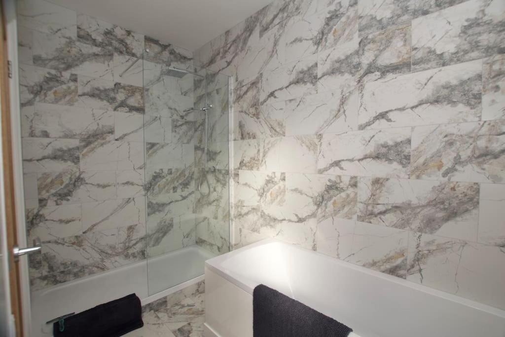 Apartament Beautiful Large 3-Bed Coastal Flat With Parking. Frinton-on-Sea Zewnętrze zdjęcie