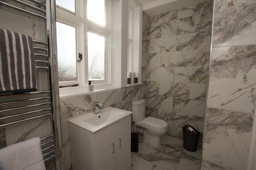 Apartament Beautiful Large 3-Bed Coastal Flat With Parking. Frinton-on-Sea Zewnętrze zdjęcie