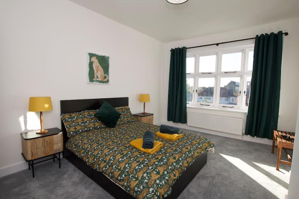 Apartament Beautiful Large 3-Bed Coastal Flat With Parking. Frinton-on-Sea Zewnętrze zdjęcie