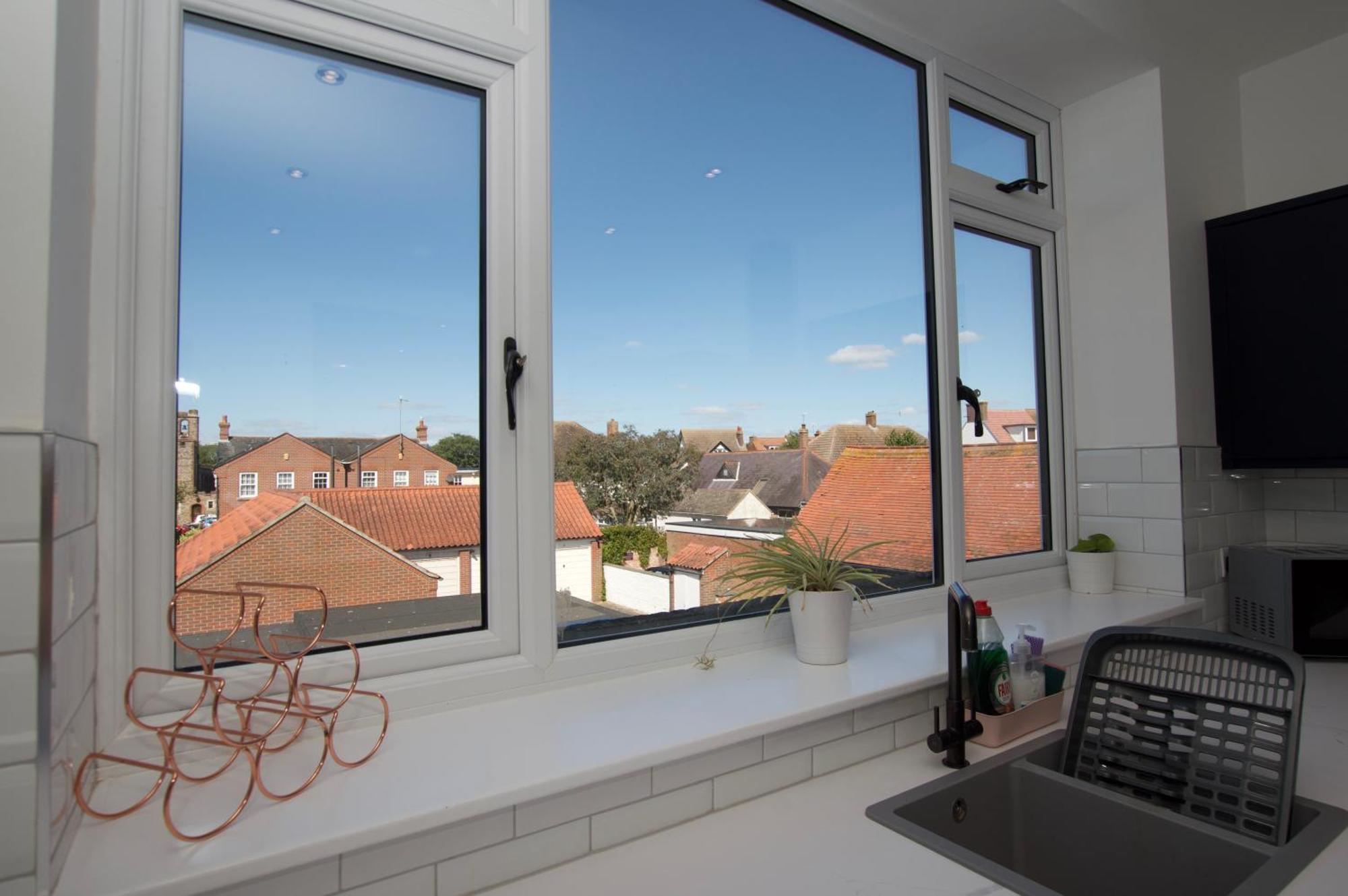 Apartament Beautiful Large 3-Bed Coastal Flat With Parking. Frinton-on-Sea Zewnętrze zdjęcie