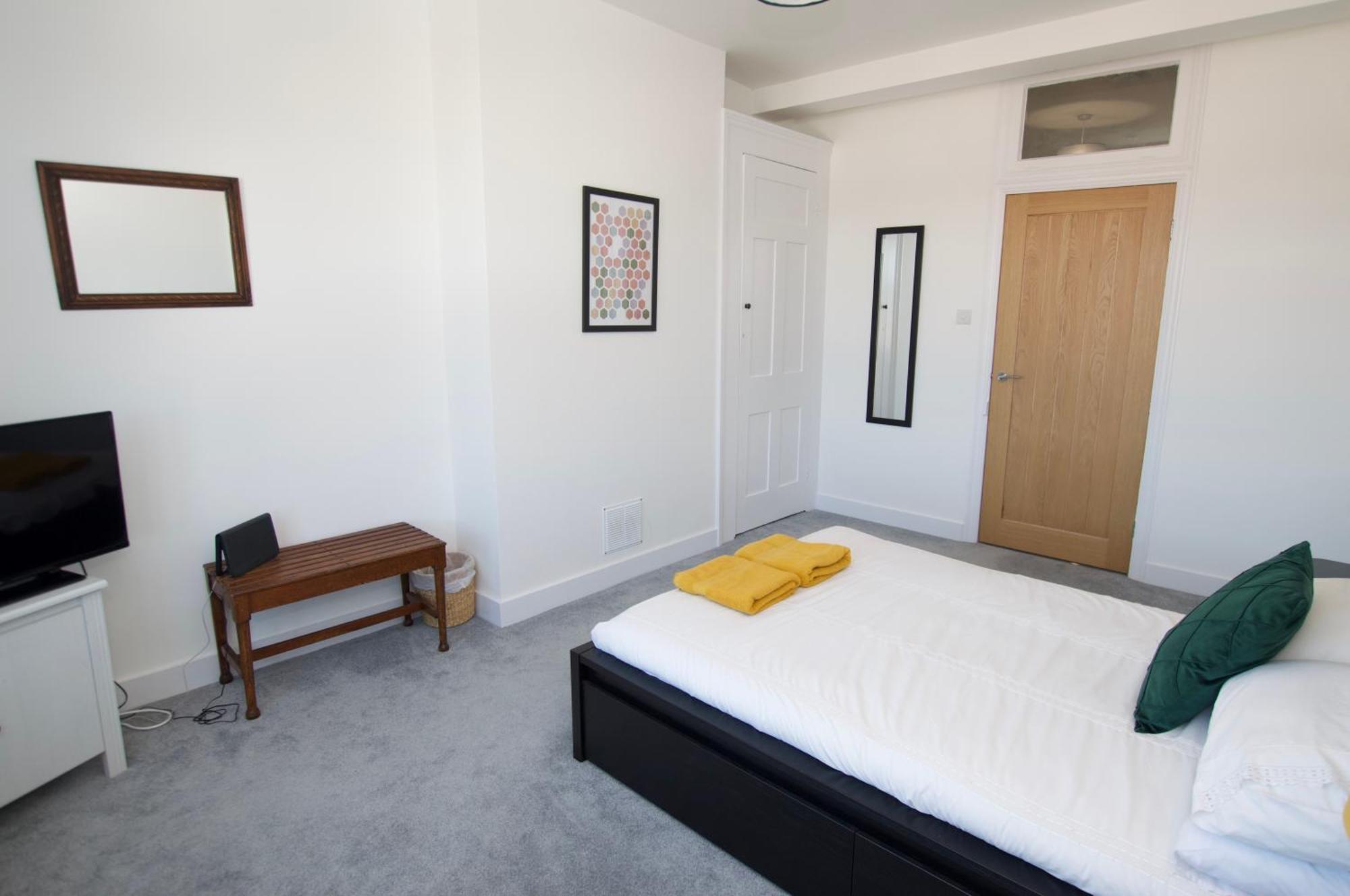 Apartament Beautiful Large 3-Bed Coastal Flat With Parking. Frinton-on-Sea Zewnętrze zdjęcie