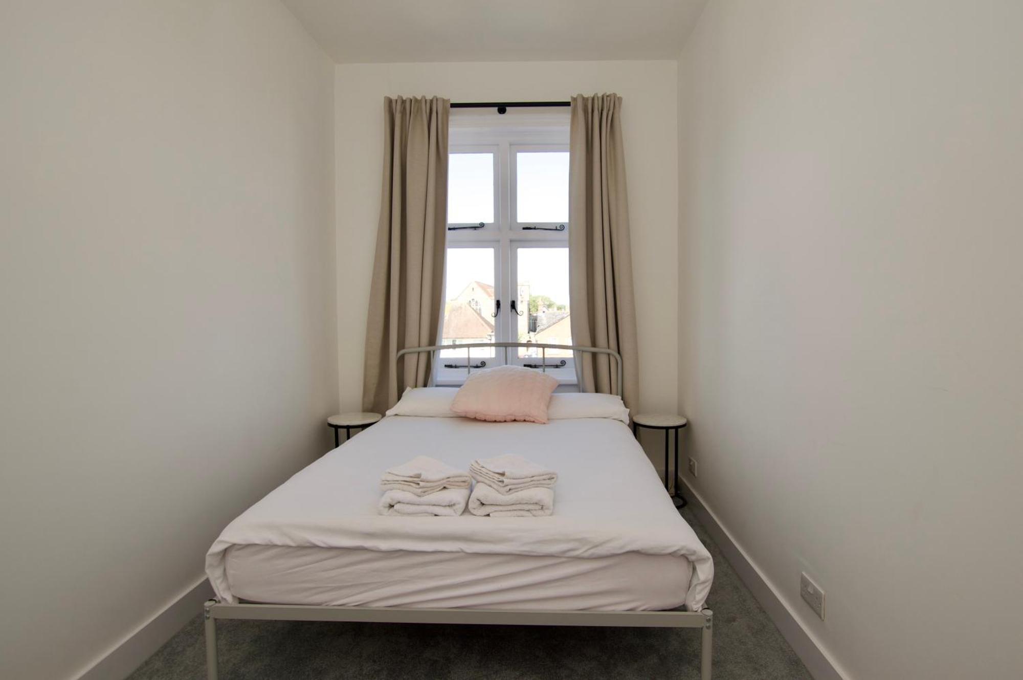 Apartament Beautiful Large 3-Bed Coastal Flat With Parking. Frinton-on-Sea Zewnętrze zdjęcie